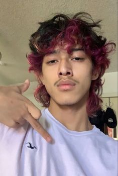 Curly Hair Dye, Haircut Curly Hair, Dyed Hair Men, Dyed Curly Hair, Haircut Curly, Men Hair Color, Dyed Hair Inspiration, Photographie Portrait Inspiration