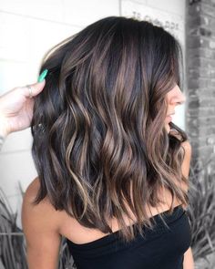 Tinte: ¿Tienes cabello oscuro? Estos son los mejores efectos para un cambio de look | Tendencias | Cabello | Balayage | Baby Lights | Lowlights | Moda-y-belleza | Wapa.pe Hair Color Light Brown, Balayage Brunette, Brown Blonde Hair, Brown Hair With Highlights, Haircut For Thick Hair, Fall Hair Color, Artistic Hair