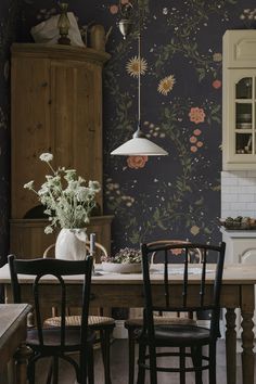 #wallpaper #interiordesign #homedecor Dark Floral Wallpaper, Antique Dining Room, Modern Floral Wallpaper, Swedish Wallpaper, Green Floral Wallpaper, Sandberg Wallpaper, Dining Room Wallpaper, Yellow Room, Dark Kitchen