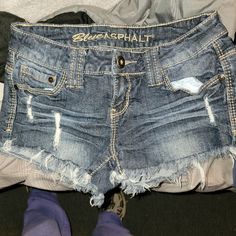 Junior Jean Short Never Worn Very Good Shqpe Thrift Board, Y2k Grunge Outfits, Clothes Grunge, Jean Short, 2000s Fashion Outfits, Juniors Jeans, Short Jeans, 2000s Fashion, Y2k Grunge