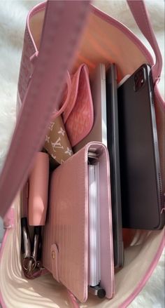 Pink Work Aesthetic, Pink College Aesthetic, Pink That Girl Aesthetic, What To Have In Your Bag, Online College Aesthetic, Beauty School Aesthetic, Pink Academia Outfits, Work Bag Aesthetic, Pink Mood Board Aesthetic