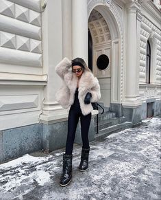 Outfits With Black Fur Coat, Black Moonboots Outfits, Zara Fur Coat, Zara Winter Outfit, Elegant Winter Outfits, Winter Outfits Black Women, Winter Going Out Outfits, Winter Outfits Blackgirl, Winter Outfits Korean