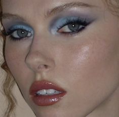 Vintage Makeup Looks, 90s Makeup, Alt Makeup, Swag Makeup, Cool Makeup Looks, Pretty Pics, Horror Movie Characters, Vintage Makeup, Blue Eyeshadow