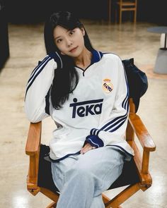 Real Madrid retro jersey outfit #blokecore #outfits #ootd #outfitidea Retro Jersey Outfit, Blokecore Women, Blokecore Outfits, Fly Emirates Jersey, Madrid Outfits, Football Jersey Outfit, Aaliyah Style, Retro Jersey, Football Fashion