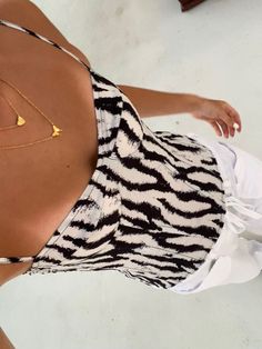 Pink Linen Top Outfit, Animal Print Summer Outfits, Clothes Layed Out, Summer Girly Aesthetic, Tan Lines Outfits, Boho Beachy Outfits, Zebra Print Top Outfit, Pink Top Outfit Summer, Zebra Top Outfit