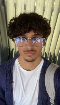 Guys With Nice Smiles, Curly Hair Men With Glasses, Guys Wearing Glasses, Aesthetic Glasses Men, Men Glasses Aesthetic, Curly Hair With Glasses, Hispanic Men, Boys Glasses, Corte De Cabelo Masculino