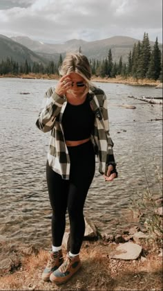 Banff Outfit Summer, Hiking Date Outfit, Fall Camping Outfits, Spring Hiking Outfits, Winter Camping Outfits, Hiking Outfits Summer, Trail Outfits