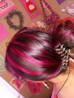 Hot Pink Highlights In Black Hair, Draculaura Hair, Skunk Hair, Hot Pink Hair, Short Grunge Hair, Y2k Hair, Hair Inspiration Long, Hair Mistakes, Hair Color Streaks