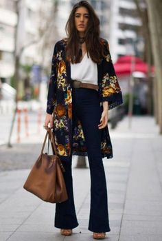 estampa floral How To Wear Kimono, Kimono Outfits, Look Winter, Mode Prints, Kimono Outfit, Cooler Look