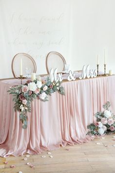 the table is set up with flowers and candles for an elegant wedding reception at king's manor