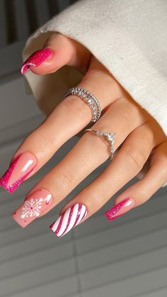 Winter Nail Sets, Christmas Nails Trendy, Holiday Nail Ideas, Christmas Tree Nails, Candy Cane Nails