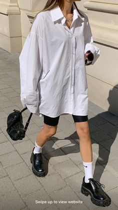 Summer 2023 Street Wear, Classic Festival Outfit, Oversized Pinstripe Shirt Outfit, Piano Bar Outfit, Mom Jeans Summer Outfit, Summer Street Outfits, White Dress Shirt Outfit, Look Boho Chic