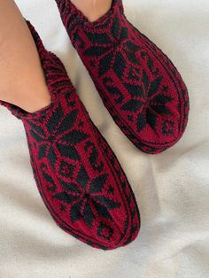 Cozy, warm, and comfortable slippers with snowflakes are made from high-quality Turkish yarn. The slippers are easy to wash and store. You can take them with you on your weekend getaways to a hotel or a cottage or just lounging at home. The slippers are also perfect guest shoes, as they are suitable for several sizes and are well washed. The slippers are seamless, as I knit by hand on round needles. Hand knitted with love and care! Vegan and Cruelty-Free. CARE Machine wash cold/warm gentle cycle Comfortable Winter Slippers For Home, Comfortable Warm Indoor Slippers, Hand Knitted Round Toe Slippers For Winter, Hand-knitted Round Toe Winter Slippers, Hand Knitted Round Toe Winter Slippers, Cozy Knitted Slippers With Round Toe, Cozy Non-slip Winter Slippers, Cozy Handmade Winter Slippers, Cozy Indoor Slippers For Winter