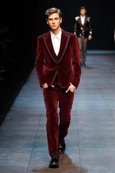 timeless velvet smoking Jacket :) Wedding Slides, Red Velvet Suit, Coat Tails, Velvet Jackets, Fashion Highlights, Groomsmen Outfits, Oscars Party, Man Suit, Grand Budapest