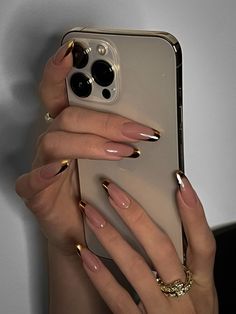 15 Chic Minimalist Nail Trends To Try This Fall & Winter 2023 Gradient Nails, New Year's Nails, Classy Nails, Chic Nails, Chrome Nails, Gold Nails, Cute Acrylic Nails, Nude Nails, Nail Trends