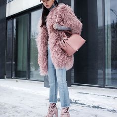 Pinterest : @TayKeren Pink Fur Coat, Pink Fur, Women Outfits, Coat Outfits, Fur Fashion, Western Dresses, Clothing Styles, Looks Style, Mode Inspiration