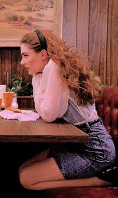 http://twinpeaksdaily.tumblr.com/post/157619265098 70s Fashion Hairstyles, 70s Core, 80s Hair Styles, Nirvana Girl, 90s Outfits, Wallpaper Photography, 80s Hair, Flannel Outfits, Fashion 90s