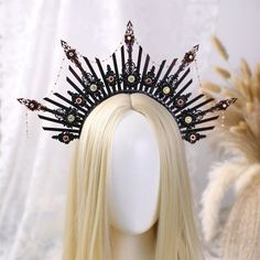 👑 Product Description:  -- Appearance: Black RedWedding Spiked Crown Halo Black Tiara with Chain,Fairy Brida Hair Jewelry Costume,Princess Crown,Large Headband Photo Prop Headpiece In this exquisite Black wedding halo crown with chain, elegance and unique design come together to offer brides a stunning headpiece. Crafted in noble black, this dazzling crown is adorned with shimmering colored gems, each meticulously hand-set to radiate with splendid brilliance. Its design not only showcases grandeur and sophistication but also incorporates delicate chain embellishments, enhancing its overall refinement and uniqueness. Whether paired with a wedding gown or evening dress, or given as a precious gift to someone special, this crown will add a distinct radiance to your attire, making you the cen Dark Headpiece, Dark Queen Crown, Spiked Crown, Fairy Headpiece, Black Tiara, Crown Halo, Costume Princess, Wedding Halo, Headpiece Diy