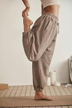 A post-workout essential, these cozy sweatpants feature seam detailing and a wide smocked waistband with a fleece-lined interior and hand-pockets. **Fit:** Relaxed, wide-leg fit, ankle-length **Features:** Smocked elastic waistband with adjustable drawstrings, seam detailing, hand-pockets, cinched bottom hemlines, fleece-lined interior **Why We | Sprint To The Finish Pants by FP Movement at Free People, Hickory, XS Cozy Sweatpants, Boho Yoga, Free People Activewear, Cooler Look, Yoga Fashion, Fp Movement, Fall Fashion Outfits, Womens Sweatpants, Primavera Estate