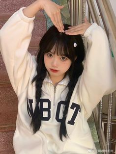 Cool Hairstyles For Girls, Korean Photo, Hairstyles For Girls, Bangs With Medium Hair, Bff Photoshoot Poses, Bff Photoshoot, Japan Girl, Cute Selfie Ideas