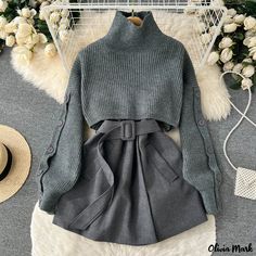 Olivia Mark - Winter Chic Outfit Featuring Short Faux Fur Jacket and Matching Skirt Khaki Vest, Chique Outfit, Short Faux Fur Jacket, Khaki Tops, Costume Noir, Chic Winter Outfits, Short Women Fashion, Outwear Women, Winter Chic