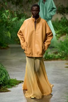 Gucci | Resort 2025 | Desfiles | Vogue Ss25 Trends, White Skirt Outfits, 2025 Trends, Trendy Fall Fashion, Your Design Here, Mom Wardrobe, Luxury Resort Wear, Gucci Fashion, Spring Fashion Trends