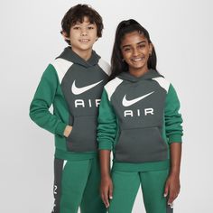 Don't let cold weather keep you from looking your best. Smooth on the outside and brushed soft on the inside, this cozy hoodie is an easy way to add a little warmth to your look. Nike Air Hoodie, Kid Lifestyle, Polo Sport Ralph Lauren, Zip Hoodies, Green Malachite, Hoodie Green, Nike Shox, Cozy Hoodie, Nike Kids