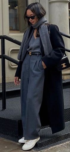 Street Style Women Winter, New York Winter Fashion, Street Style 2023, October Fashion, Grey Knit Dress, New York Winter, Classy Winter Outfits, Style 2023, Effortlessly Chic Outfits