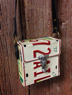 Another license plate purse License Plate Purse, License Plates Diy, License Plate Crafts, California License Plate, License Plate Art, California License, Deco Originale, Vintage California, Cute Bags