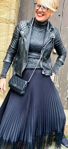 Satin Pleated Skirt Outfit, Pleated Leather Skirt Outfit, How To Style Pleated Skirt, How To Wear A Pleated Skirt, Winter Fashion Ideas, Spring Skirt Outfits, Pleated Fashion