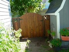 Wood Pallet Fence, Building A Gate, Small Fence, Cheap Fence, Fencing Ideas, Concrete Fence, 1001 Pallets