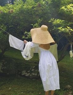 Cottage Core Photoshoot, Taurus Woman, Clipuri Video, Cottagecore Aesthetic, European Summer, Casual Street Style, Summer Aesthetic, Straw Hat