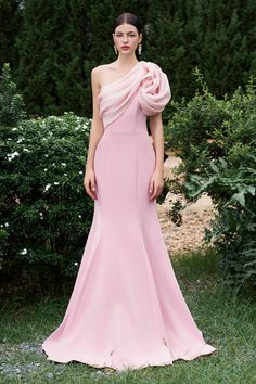 Made of luxurious silk crepe, this dress features a stunning one shoulder design and a figure-hugging mermaid silhouette. Bring elegance and sophistication to any occasion with this timeless and versatile piece. Bridesmaid Dress Pink, Dress Outfits Party, Prom Inspiration, Pavilion Architecture, Pink Evening Dress, Pink Gown, Mean Blvd, Cocktail Dress Formal, Floor Length Dress