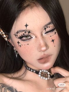 Creative Eyeliner Looks Hooded Eyes, Cat Inspired Makeup, Black And White Makeup Looks, Artistic Makeup Creative, Soft Alternative Makeup, Graphic Makeup Looks, Party Eyeliner, Face Painting Aesthetic, Cybercore Makeup