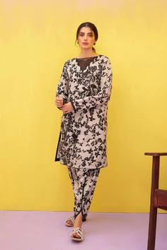 Tulip Shalwar, Shalwar Kameez Designs, Shalwar Design, Printed Kurti Designs, Cotton Suit Designs, Simple Dress Casual, Kameez Designs, Tiered Dresses, Neck Designs For Suits