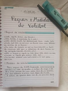 an open notebook with writing on it next to a marker and pen, which is also in spanish