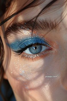 Blue Glittery Eye Makeup, 1989 Makeup, Festival Makeup Looks, Wet Makeup, Sparkle Eyeshadow, Mekap Mata, 20 Makeup, Prom Look, Face Charts