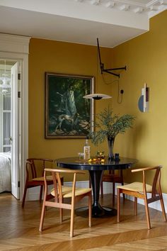 Kitchen Wall Colors, Yellow Walls, Dining Nook, Restaurant Furniture, Mid Century House, Home Staging, Interior Architecture Design, Bathroom Interior