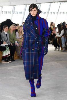 Sacai Fall Winter 2018 2019 Vogue Runway double exposure. Read the Fall Winter 2018 2019 Trends Fashion Week Coverage on Houseofcomil.com Fashion 2018, Look Vintage, Fall Fashion Trends, Trend Fashion, Fall 2018