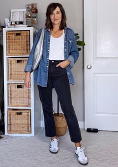 Flared Crop Jeans Outfit, Cropped Kick Flare Jeans Outfit, Cropped Flare Jeans Outfit Sneakers, Jeans And Adidas Sneakers Outfit, Cropped Flare Jeans Outfit Fall, Cropped Jeans With Sneakers, Crop Flare Jeans Outfit, Flare Crop Jeans Outfit, Flare Jeans With Sneakers