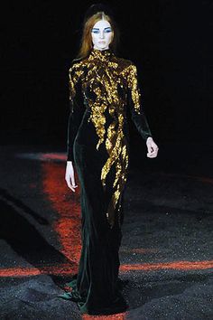 Alexander Mcqueen Ready To Wear, Alexander Mcqueen Runway, Black Halter Mini Dress, Elie Saab Haute Couture, Gown Ideas, Alexander Mcqueen Dresses, Mcqueen Fashion, Dior Haute Couture, Iconic Dresses