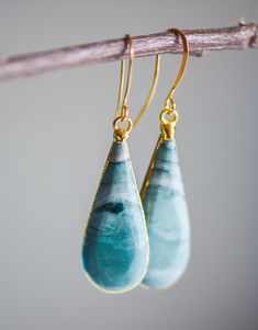 This listing features a gorgeous gold edged jasper teardrop earrings. This is a great addition to your jewelry. This is truly one of a kind earrings! It's so unique and beautiful. The earring comes in a pretty Kraft box,perfect for gifting. The color might vary slightly as it is a natural stone earrings. (it could vary between white,shades of maroon or blue depending on the availability) Ocean Jasper Jewelry, Stone Earrings Gold, Stone Earrings Studs, Gift Ideas Jewelry, White Shades, Jasper Jewelry, Earrings Stone, Natural Stone Earrings, Jasper Earrings