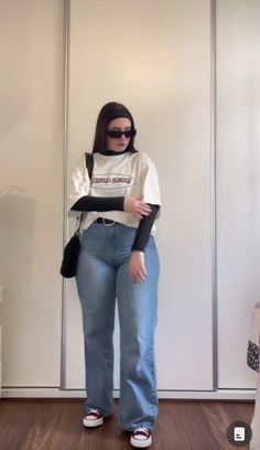 Europe Aesthetic Outfit Plus Size, Plus Size Streetwear Jeans, Baddie First Date Outfit, Winter T Shirt Outfit, 90s Style Plus Size, Outfits For College Plus Size, Plus Size Outfit Ideas Winter, Curvy Women Winter Outfits, Nyc Outfits Plus Size