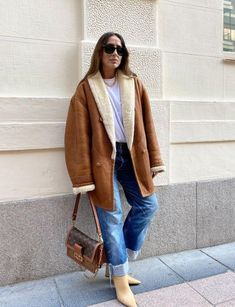 Shearling Coat Outfit, Shearling Jacket Outfit, Laura Eguizabal, Styling Pants, Styling Jackets, Styling Boots, Elegantes Outfit Damen, Work Outfits Women Office, Work Outfit Ideas