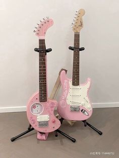 Hello Kitty Guitar, Hello Kitty Games, Pink Guitar, Electric Guitar Design, Guitar Obsession, Music Studio Room, Hello Kitty Aesthetic, Cool Electric Guitars, Hello Kitty Items