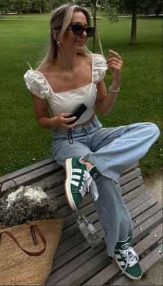 Campus 00s Outfit, Green Shoes Outfit, Outfit Campus, Outfits Primavera, Adidas Outfit Shoes, Trainers Outfit