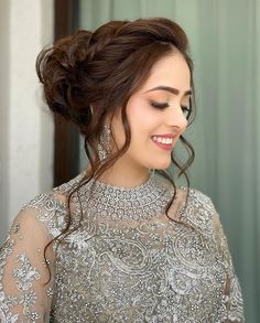 One thing that every Indian bride wants is to look breath-taking from head to toe on her wedding day. Now that is not possible until your hair is spot on! Your hairstyle should not only be complementing your outfit and jewelry but should also suit your face shape. There are ample bridal hairstyle ideas. From messy bun for round faces brides to sophisticated bridal updo for brides with oval faces. Take a look at this Ultimate Guide on How to Choose Best Bridal Hairstyle According to Face Shape! Indian Wedding Hairstyles For Round Face, Round Face Bridal Hairstyles, Hairstyles With Lehenga, Hairstyle According To Face Shape, Hairstyles For Fat Faces, Hairstyles For Gowns, Hair Style On Saree, Hairstyle For Chubby Face