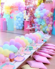 there are many balloons on the table