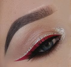 Colored Eyeliner Looks, Teknik Makeup, Silver Eyeliner, Xmas Makeup, Halloweenský Makeup, Christmas Eye Makeup, Red Eyeliner, Red Eye Makeup, Christmas Makeup Look