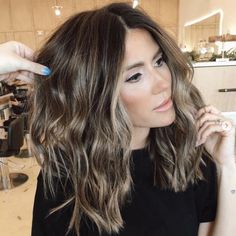 Saturday Meal Ideas, Medium Length Balayage Hair, Brown Lob Hair, Mid Long Haircut, Mid Hair Length Styles, Medium Length Balayage, Lived In Highlights, Lived In Brunette Balayage, Long Lob Haircut